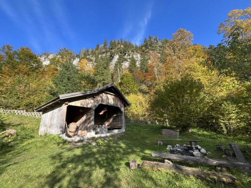 Holzschuppen und Lagerfeuerstelle
